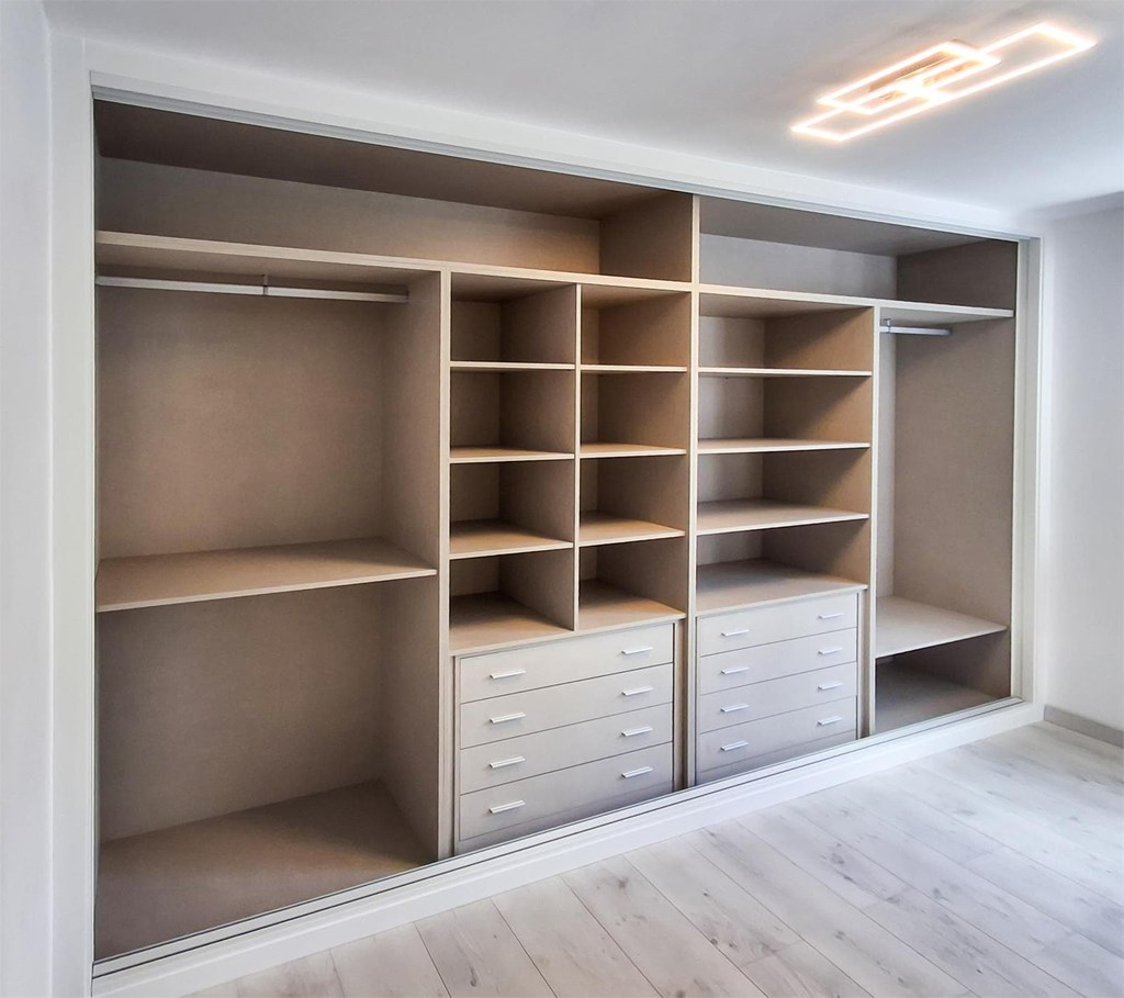 4 accesorios inteligentes para aprovechar la parte más alta del armario