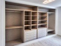 4 accesorios inteligentes para aprovechar la parte más alta del armario