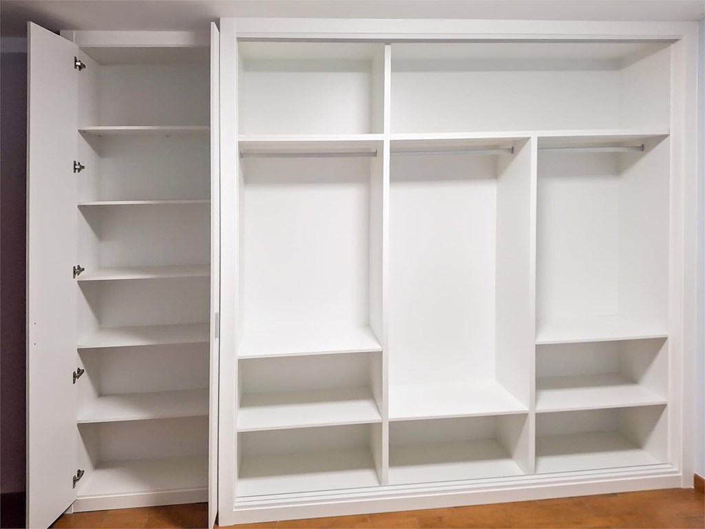 5 errores de diseño que arruinan la estética de un vestidor de madera