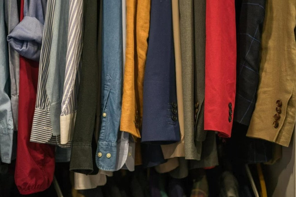 5 trucos para conseguir que la ropa de abrigo ocupe menos en el armario