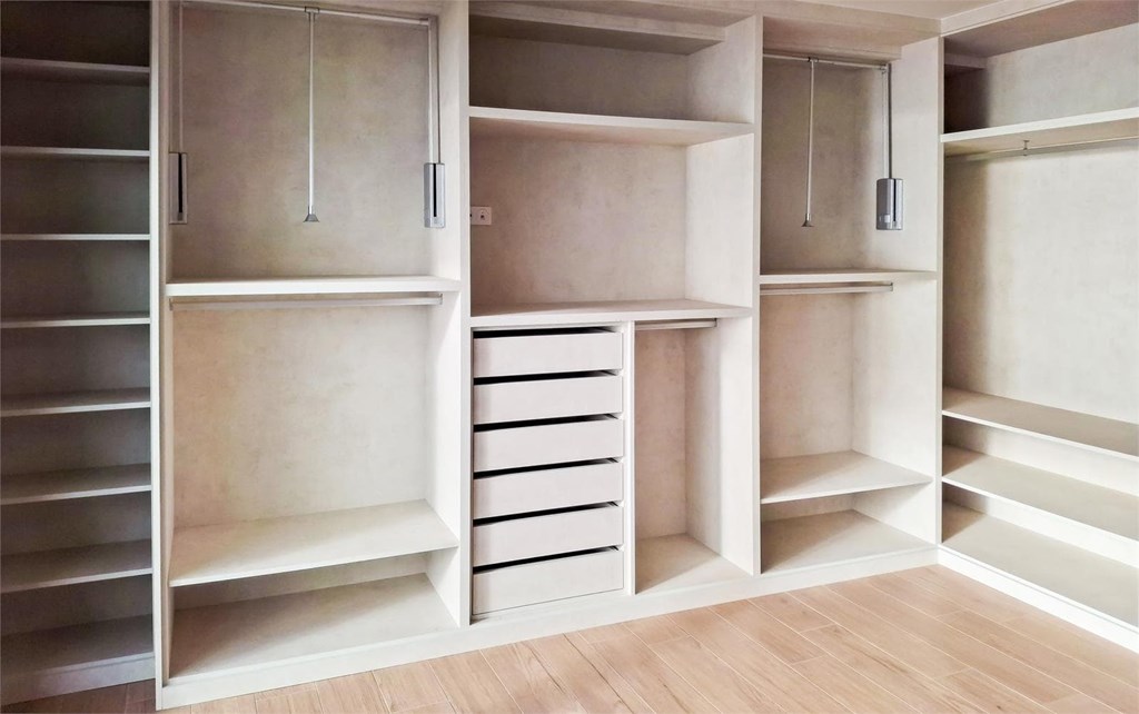 Ideas para añadir zapateros prácticos dentro de un vestidor
