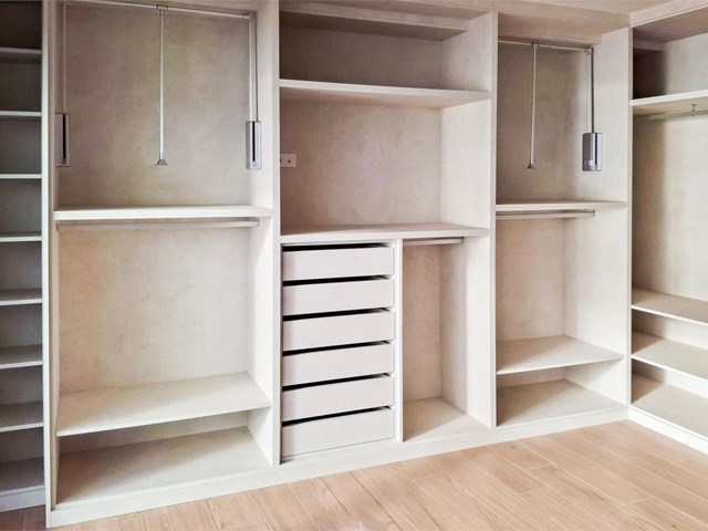 Ideas para añadir zapateros prácticos dentro de un vestidor