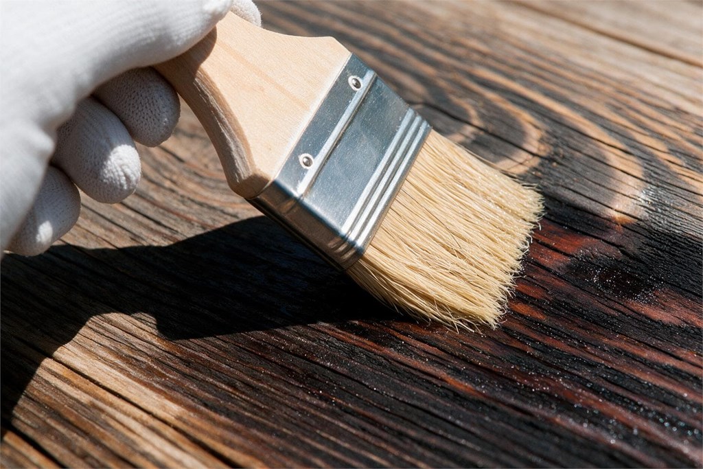 Mitos y verdades sobre la durabilidad de los acabados barnizados en madera