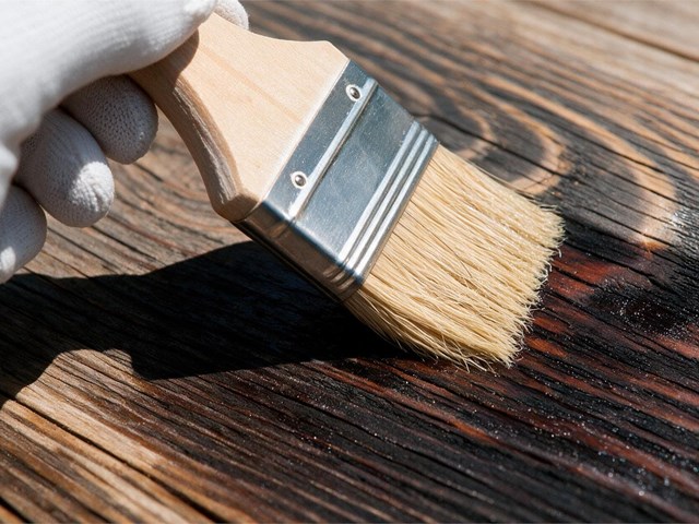 Mitos y verdades sobre la durabilidad de los acabados barnizados en madera