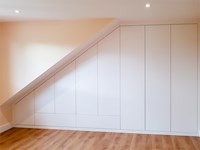 ¿Qué muebles de habitación son ideales para hogares con techos altos?