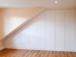 ¿Qué muebles de habitación son ideales para hogares con techos altos?