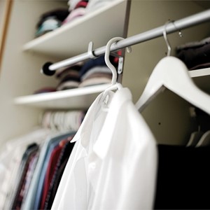 Trucos para ordenar la ropa en un armario pequeño