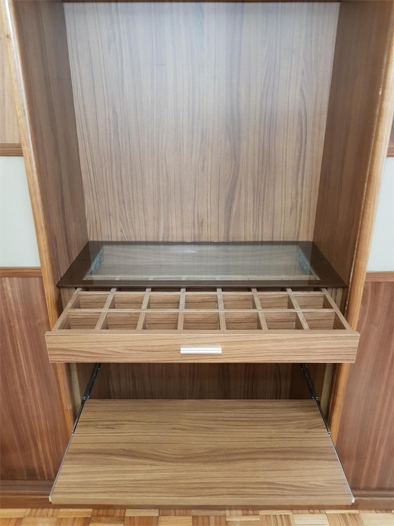 Ventajas de incluir cajoneras con cristal para facilitar la visualización