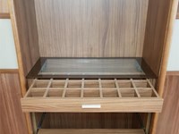 Ventajas de incluir cajoneras con cristal para facilitar la visualización