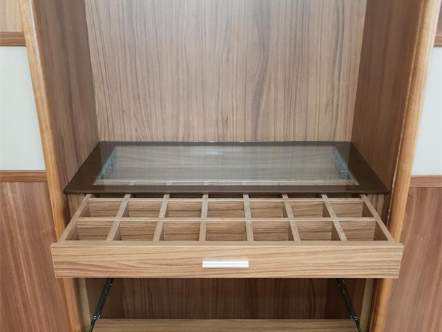 Ventajas de incluir cajoneras con cristal para facilitar la visualización