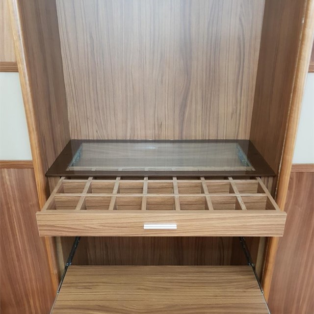 Ventajas de las cajoneras con cristal